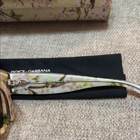 DOLCE & GABBANA Cherry Blossom Pattern Sunglasses with original Case and Cloth - Picture 4 of 12